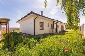 Dúm stojí v řadove zástavbě na konci ulice. Takže sousedi po