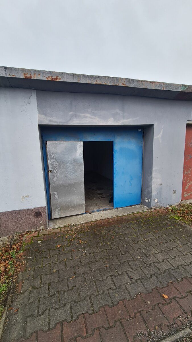 Bezpečná vyklápěcí vrata + dveře, elektřina, 22m2. Voda a ra