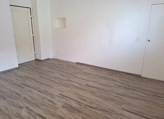 Nabízíme k pronájmu prostorný byt 2+1 o výměře 75 m² v centr