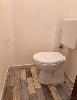 Nabízíme k pronájmu prostorný byt 2+1 o výměře 75 m² v centr