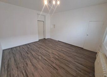 Nabízíme k pronájmu prostorný byt 2+1 o výměře 75 m² v centr