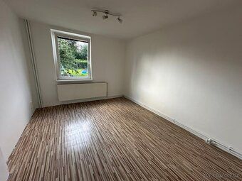Pronajmu prostorný byt o velikosti 3+1 o výměře 79m2.
Byt se