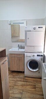 Pronajem pro 4 osoby (dva pary). Dva nepruchozi pokoje a oby