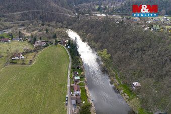 Nabízíme k prodeji útulnou samostatně stojící chatu v malebn