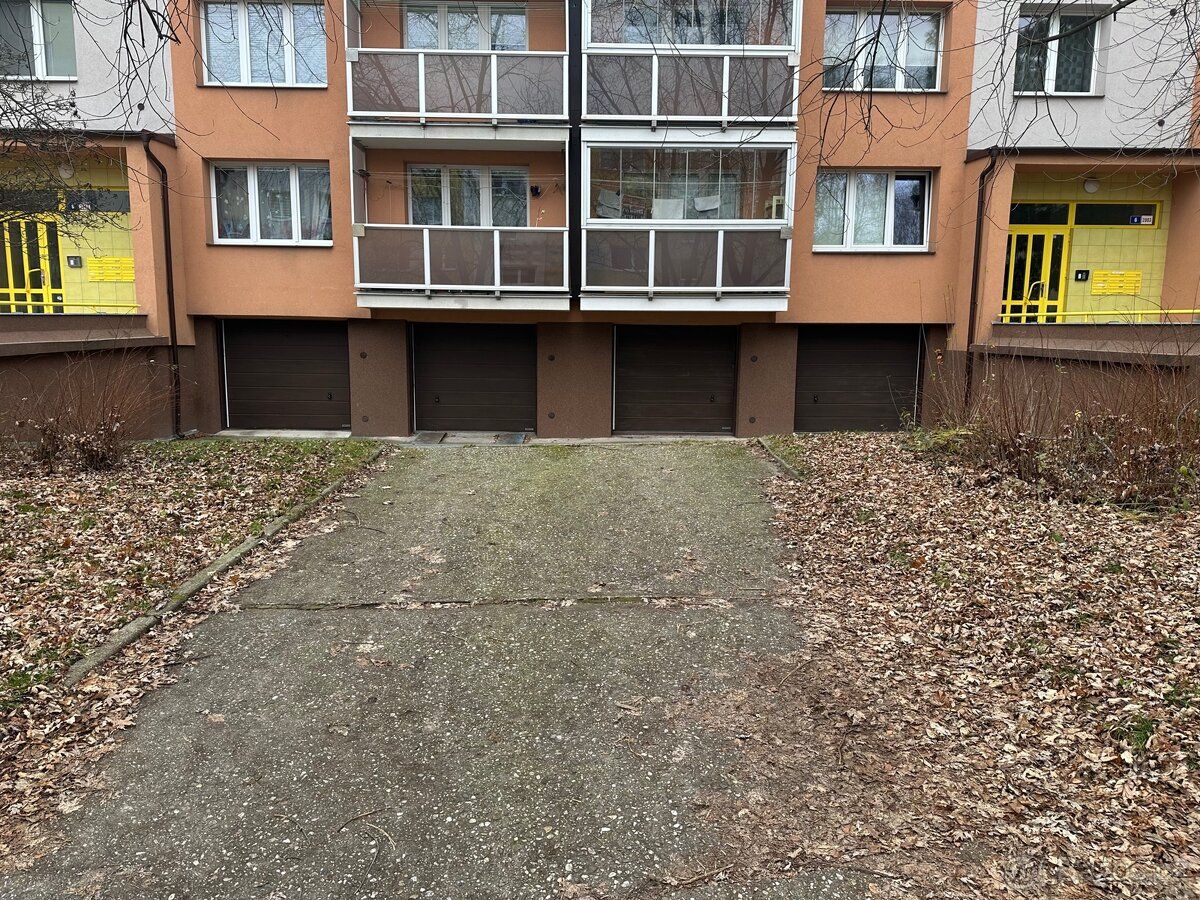 Nabízím k dlouhodobému pronájmu garáž o podlahové ploše 19 m