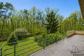 Unikátní byt 3+1 se soukromou zahradou, garáží a lesy v okol