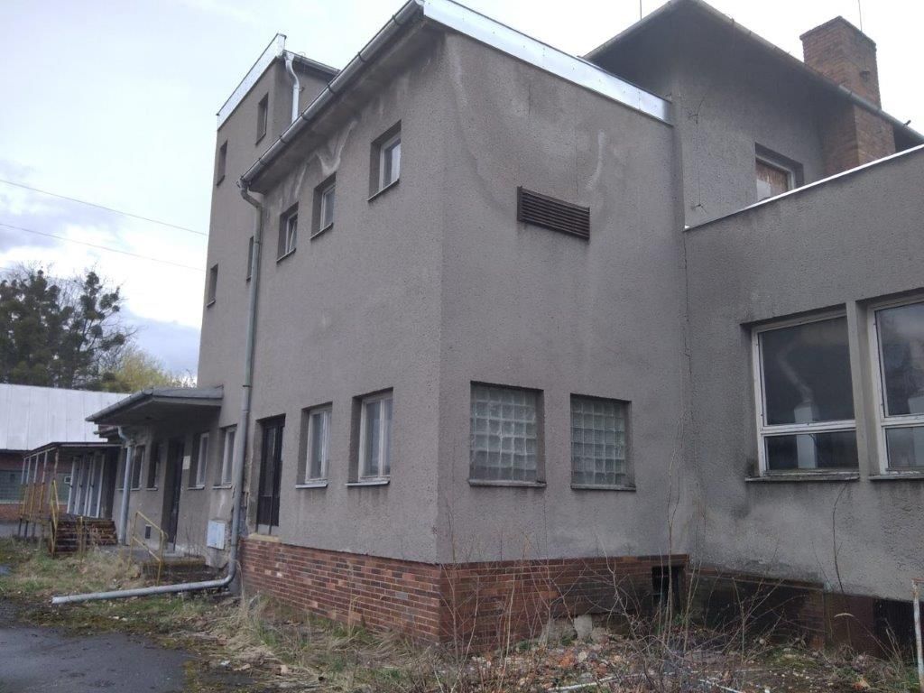 Nabízíme prostory k pronájmu.
 Cena: 800Kč/m2/rok.
Volat pou