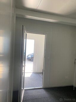 Prodám buňku o rozměru 6 × 2,4 m. Vhodná jako zázemí na stav