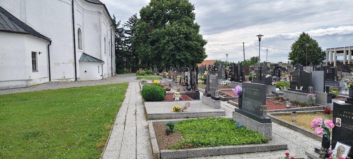 Prodám hrob s pomníkem na hřbitově v Bořeticích. Nájem a slu