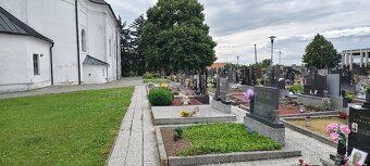 Prodám hrob s pomníkem na hřbitově v Bořeticích. Nájem a slu