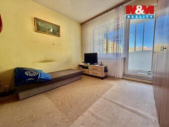 Nabízíme byt v panelovém domě ve druhém patře. V bytě jsou d
