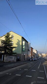 Pronájem moderního nízkonákladového bytu 1KK + balkon do vni