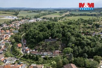 Místo, kde se čas zpomalí a letní večery voní po vodě, louká