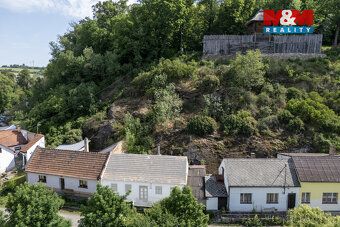 Místo, kde se čas zpomalí a letní večery voní po vodě, louká