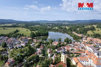 Místo, kde se čas zpomalí a letní večery voní po vodě, louká