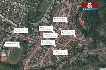Místo, kde se čas zpomalí a letní večery voní po vodě, louká
