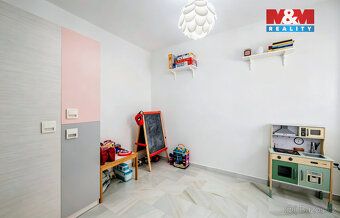 Apartmán 3+1 v 1. NP KLIDNÉ REZIDENCE V CASARES nabízí promy