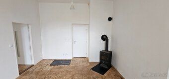 Nabízíme Vám k pronájmu prostorný a světlý byt o dispozici 2