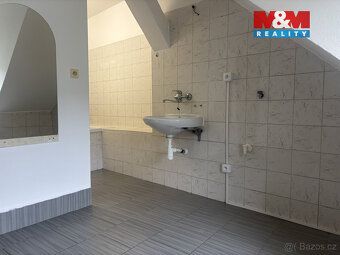 Nabízíme k pronájmu prostorný byt 2+1 o užitné ploše 90 m², 