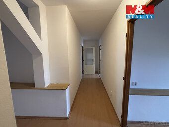 Nabízíme k pronájmu prostorný byt 2+1 o užitné ploše 90 m², 