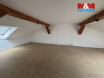 Nabízíme k pronájmu prostorný byt 2+1 o užitné ploše 90 m², 