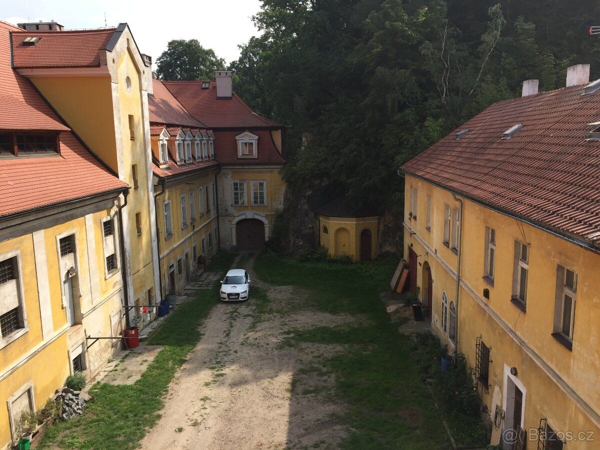 Dovolujeme si Vám tímto nabídnout pronájem skladového prosto