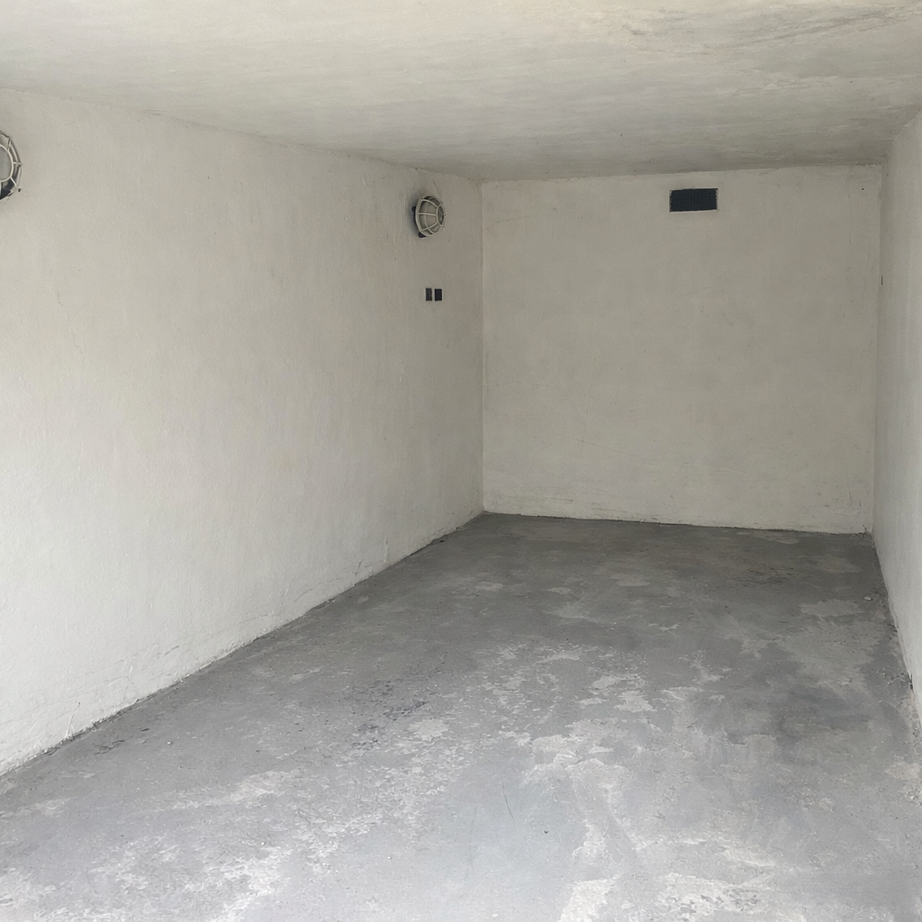 Nabízím ke koupi garáž o rozloze 18 m2 v Opavě na Bochenkové