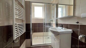 Nabízíme k pronájmu velmi pěkný, světlý a částečně zrekonstr