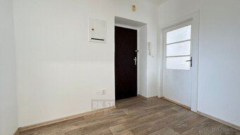 Nabízíme k pronájmu velmi pěkný, světlý a částečně zrekonstr