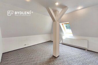 Nabízíme k pronájmu prostorný půdní byt 3+1 o velikosti 67 m