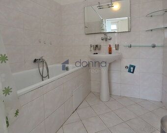 Nabízíme k pronájmu příjemný, světlý byt 2+kk s balkonem, pl