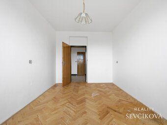 Nabízíme k prodeji prostorný a velmi světlý byt o dispozici 