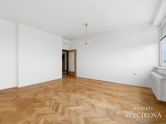 Nabízíme k prodeji prostorný a velmi světlý byt o dispozici 