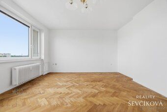 Nabízíme k prodeji prostorný a velmi světlý byt o dispozici 