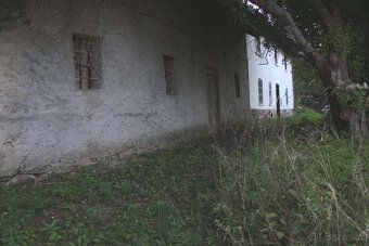 A) Historická chalupa blízko u Plzně severozápadně (49.81532