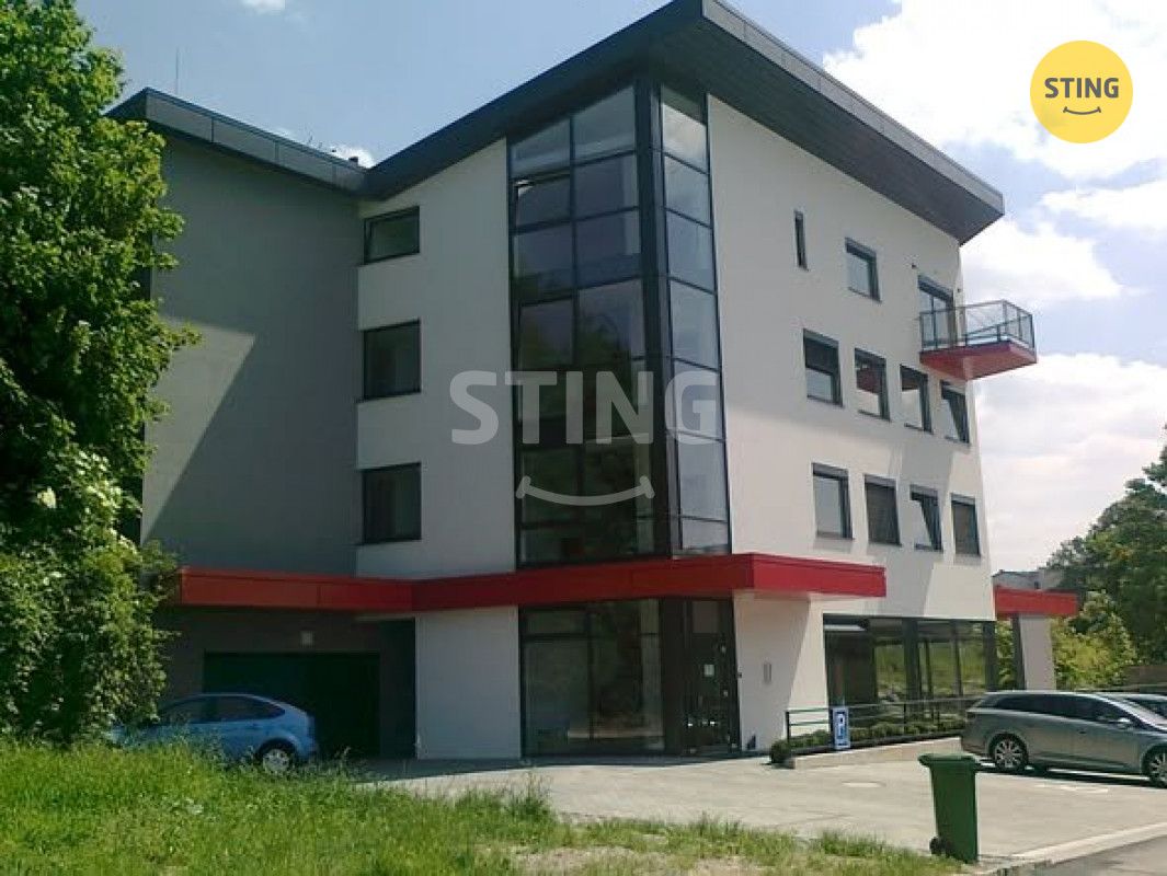 Ve výhradním zastoupení majitele Vám nabízím k pronájmu kanc
