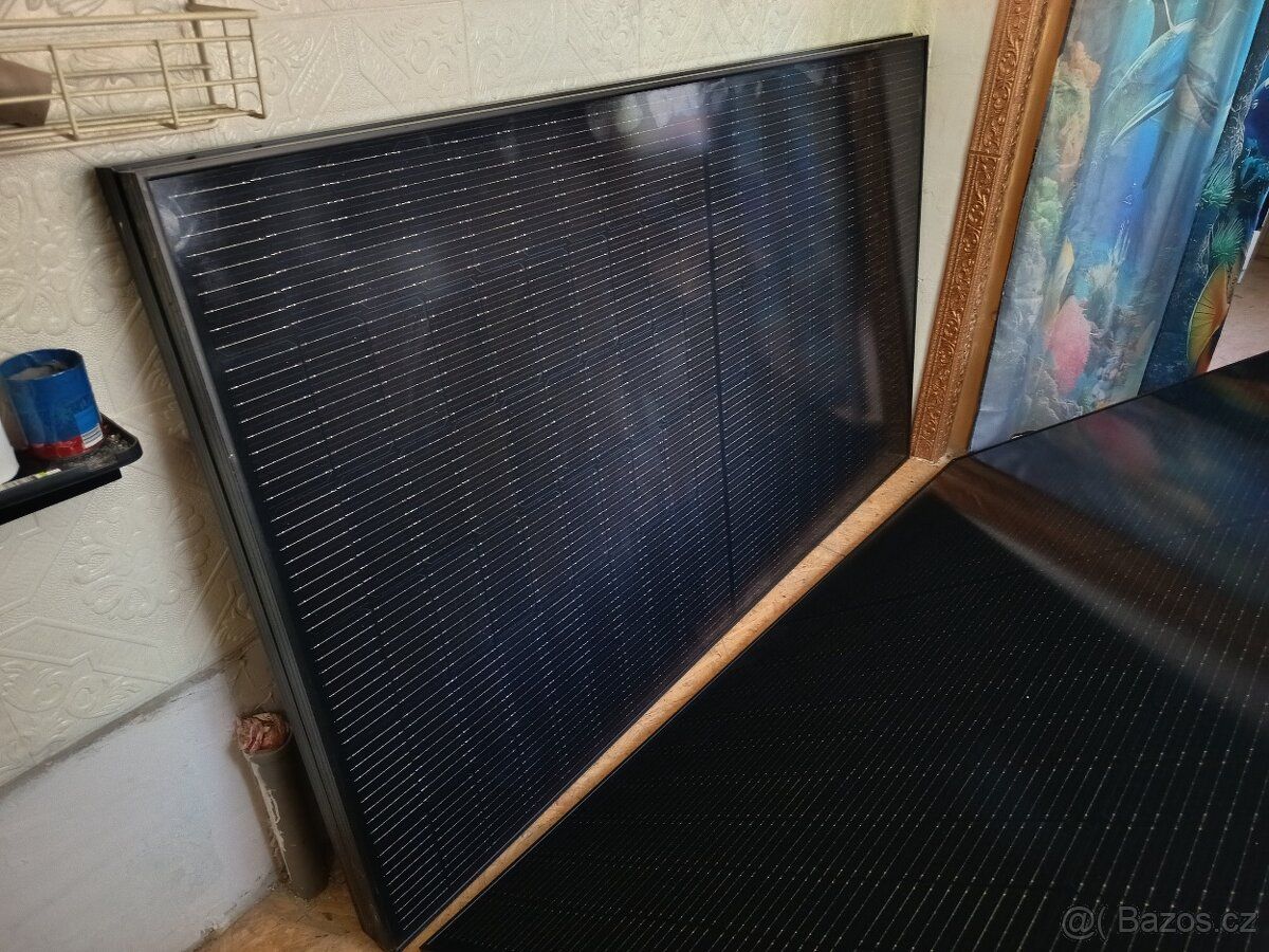 Dobrý den .Prodám solární panely 370 W bové nepoužité.3 kusy