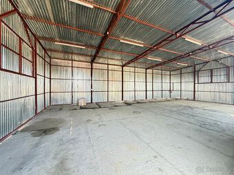 Nabízíme k pronájmu nevytápěnou plechovou halu s betonovou p