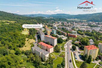 Hledáte klidné bydlení obklopené zelení, kde máte vše potřeb