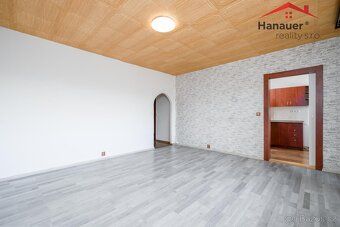 Hledáte klidné bydlení obklopené zelení, kde máte vše potřeb