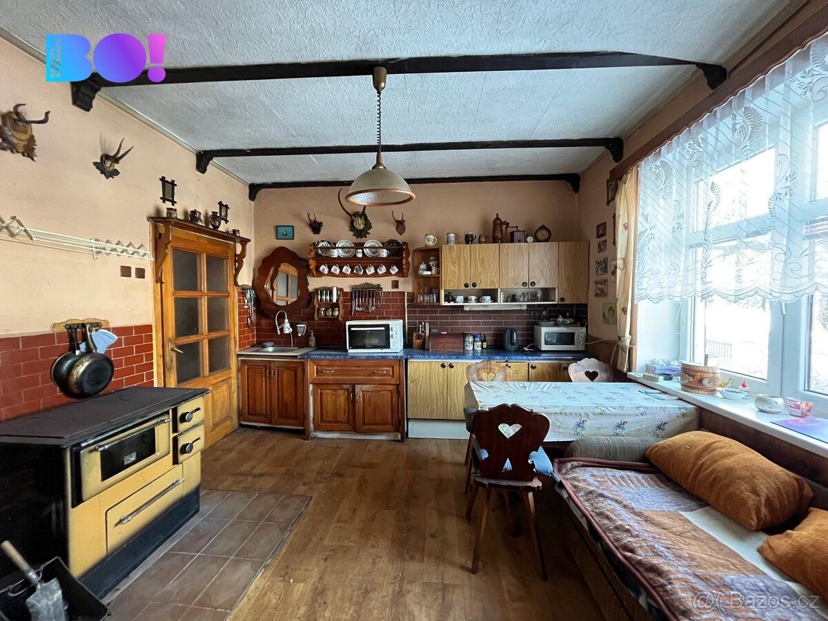 Chcete bydlet v malebné obci na Vysočině? Mít dům se stodolo