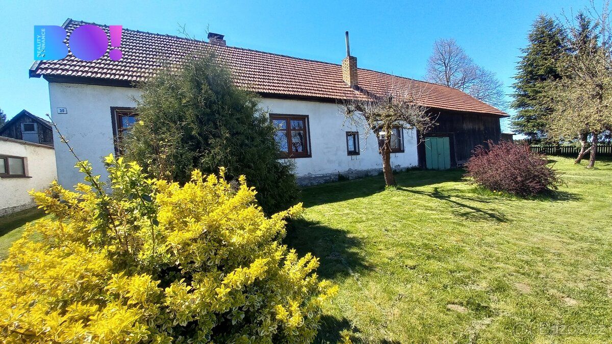 Chcete bydlet v malebné obci na Vysočině? Mít dům se stodolo