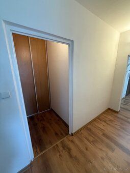 Nabízíme k prodeji prostorný a světlý byt 3+1 s balkonem v ž