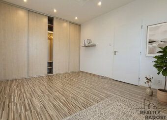Nabízíme k pronájmu moderní byt 2+kk s balkonem v panelovém 