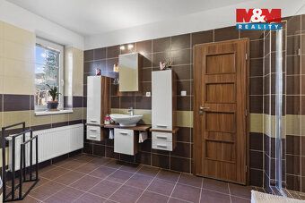 Nabízíme k prodeji zajímavě řešený rodinný dům v klidné část