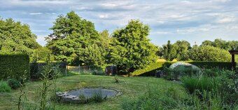 Pronajmu dlouhodobě samostatnou zahradu 700 m2. Vybavení: sk