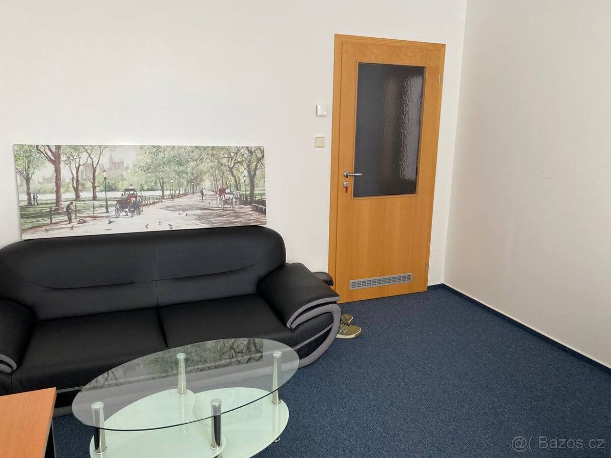 K pronájmu kancelář o velikosti 15 m² v 5. patře administrat