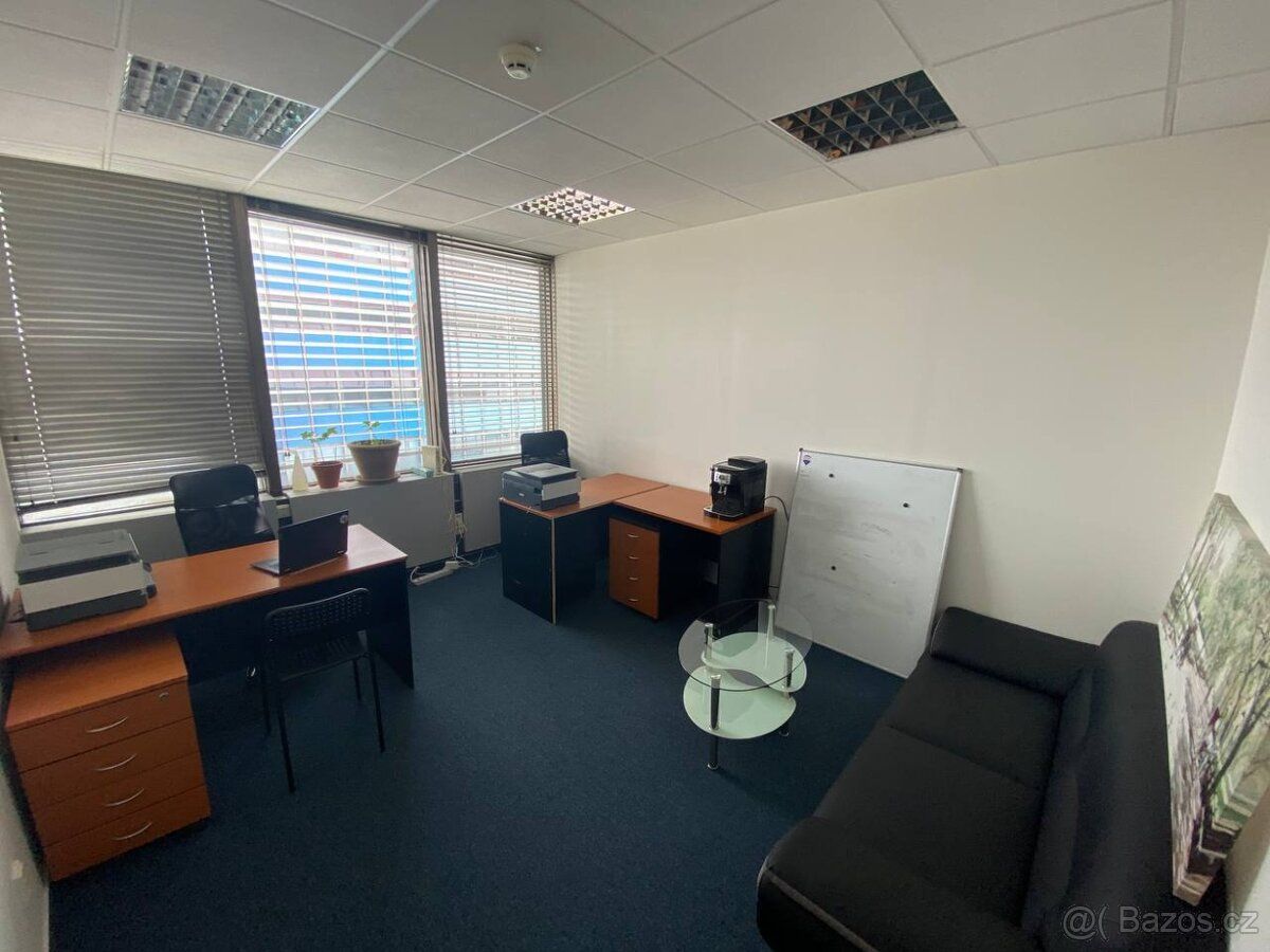 K pronájmu kancelář o velikosti 15 m² v 5. patře administrat