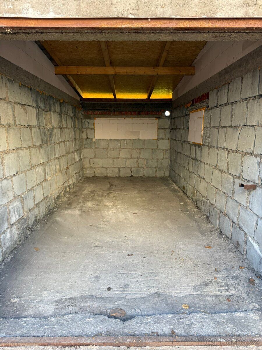 Nabízím k prodeji garáž 19,5m2. Garáž je sucha s novou s stř