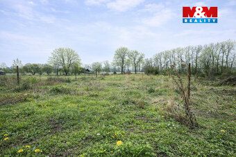 Nabízíme k prodeji rovinatý pozemek o výměře 2 834 m² v obci